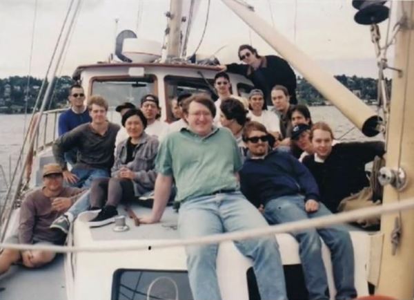 Опубликовано фото команды разработчиков Half-Life на яхте перед релизом - 1997 год