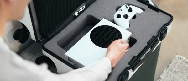 Сначала холодильник, теперь чемодан: Microsoft разыгрывает аксессуар для перевозки Xbox Series S