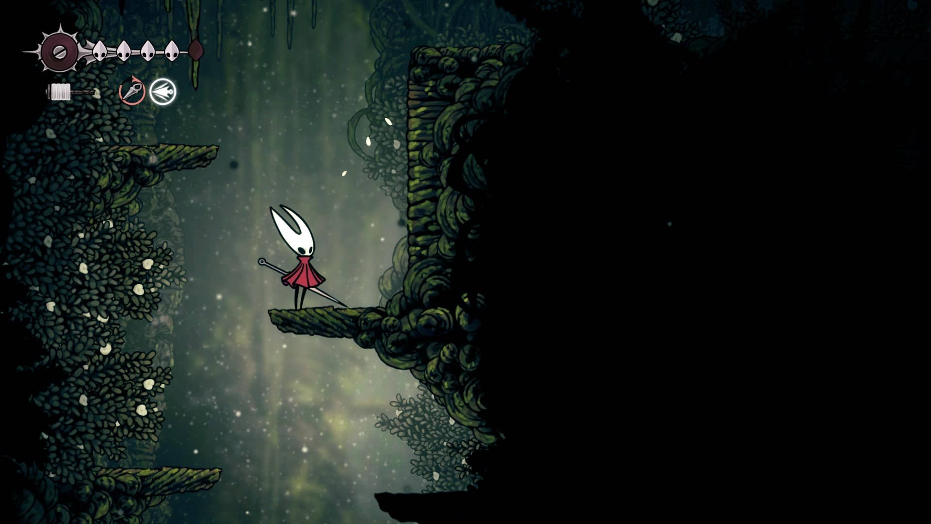 Хорнет стоит на уступе в Shellwood в Hollow Knight: Silksong